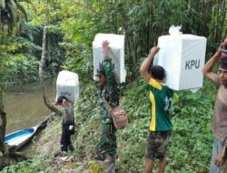 Ditengah Infrastruktur Sulit, Babinsa dan Bhabinkamtibmas Berjuang Kawal Surat Suara