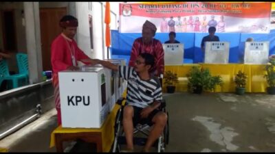 Antusias Penyandang Disabilitas Datang ke TPS Dengan Kursi Roda