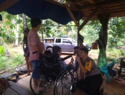 ABK Penyandang Disabilitas Dapat Bantuan Kursi Roda dari Wakapolres Sambas