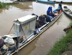 Lisdes di Bunut, PLN Angkut Trafo Listrik Gunakan Sampan