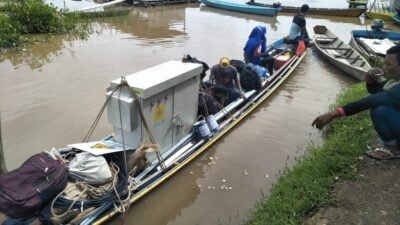 Lisdes di Bunut, PLN Angkut Trafo Listrik Gunakan Sampan