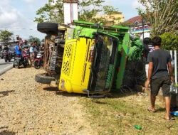 Truk Ekspedisi Bermuatan 10 Ton Terbalik di Sintang