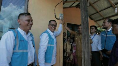 Listrik PLN Menyala, Penantian Panjang Warga Desa Nanga Kelampai dan Menyumbung Berakhir