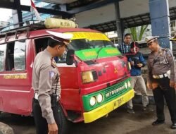 Petugas Gabungan Periksa Kelaikan Puluhan Kendaraan Angkutan