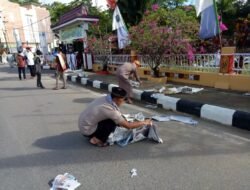Usai Salat Id, Kapolres Sanggau Pungut Sampah Koran