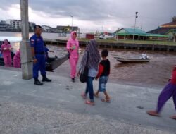 Ditpolairud Polda Kalbar Bagikan Takjil di Tepi Sui Kapuas
