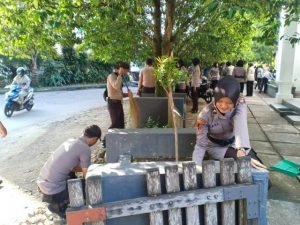 Hari Bhayangkara, 250 Personel Polda Kalbar Bersihkan 17 Tempat Ibadah