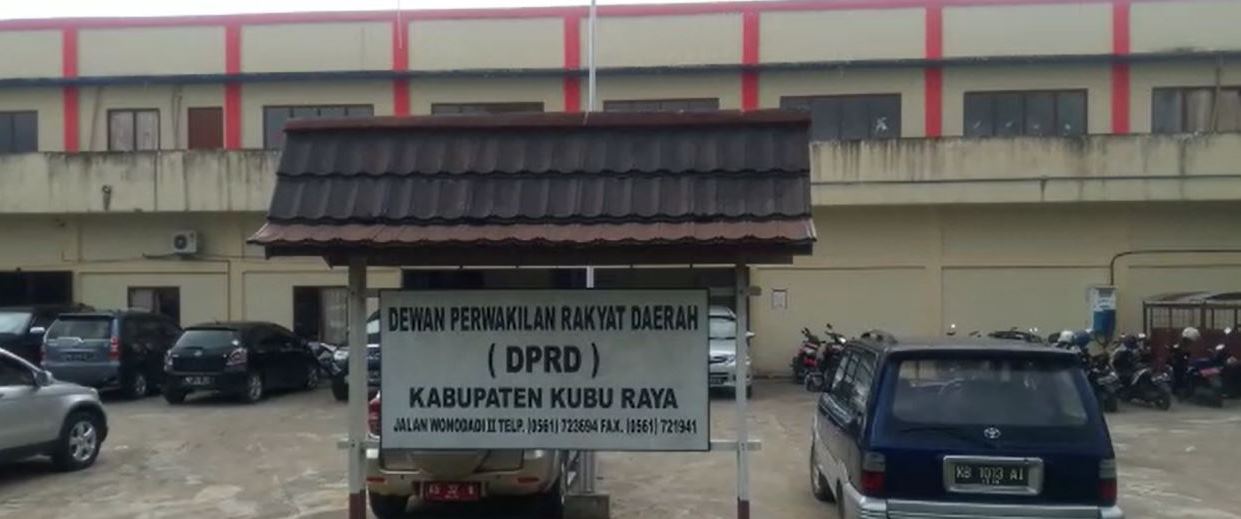 Kantor DPRD Kubu Raya yang saat ini masih menggunakan ruko di Jalan Wonodadi. Sudah 15 tahun belum memiliki kantor yang tetap meskipun sudah memilii tanah di Parit H Muksin.