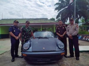Satgas Yonmek 643/Wns Gagalkan Penyelundupan Porsche 911 Rp3 Miliar di Jalur Tikus