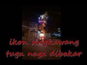 Seorang Pria Membakar Tugu Naga Singkawang