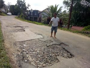 Tokoh Masyarakat Sanggau Kritisi Kerusakan Jalan