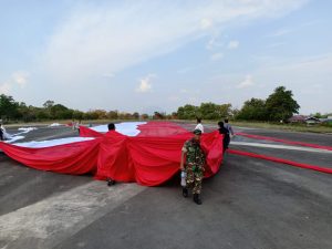 Panjat Tebing Malaysia Ikut Kibarkan Merah Putih Raksasa di Bukit Kelam