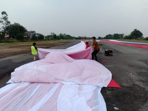 Merah Putih di Bukit Kelam 180 x 48 meter Seberat 500 Kg