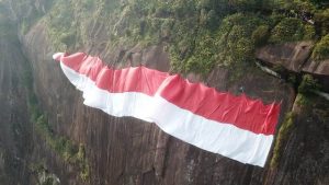 Panjat Tebing Malaysia Menangis Saat Merah Putih Berkibar di Bukit Kelam