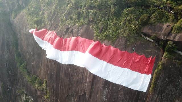 Panjat Tebing Malaysia Menangis Saat Merah Putih Berkibar di Bukit Kelam