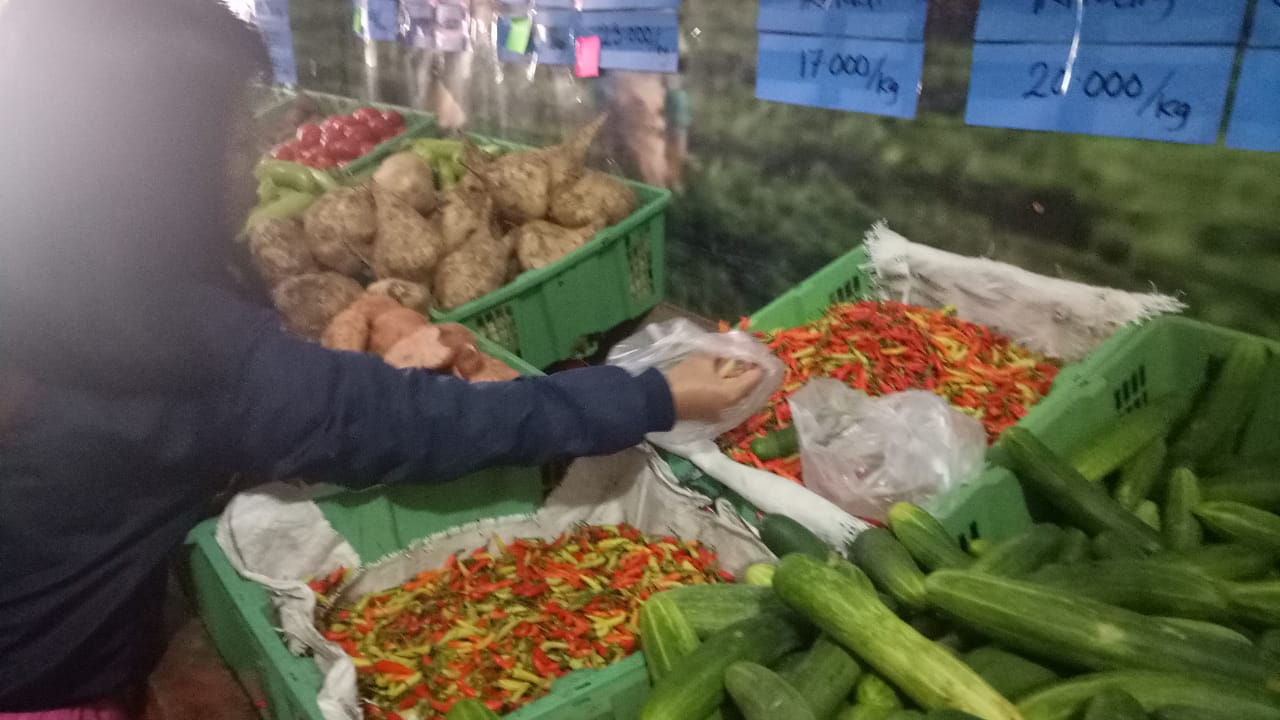 Aktifitas pedagang di pasar Sanggau yang menjual menjual sayur mayur yang berasal dari luar