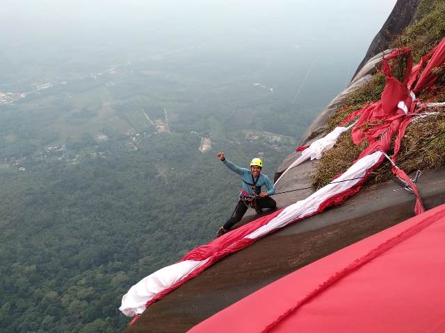 Merah Putih Raksasa di Bukit Kelam Diturunkan