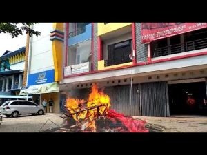 Bakar Kaos dan Atribut, Simpatisan PDIP Kalbar Sebut Lasarus Tersandung Kasus Hukum