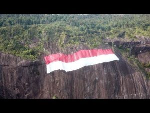 Merah Putih Raksasa Sukses Berkibar di Bukit Kelam