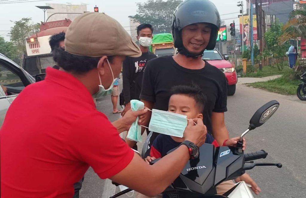 Jurnalis Sintang dan KPA Bagikan 1.000 Masker
