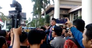 Pelantikan Anggota DPRD Kalbar Disambut Demo Mahasiswa