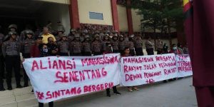 Anggota DPRD Sintang “Menghilangkan Diri” Saat Didemo Mahasiswa