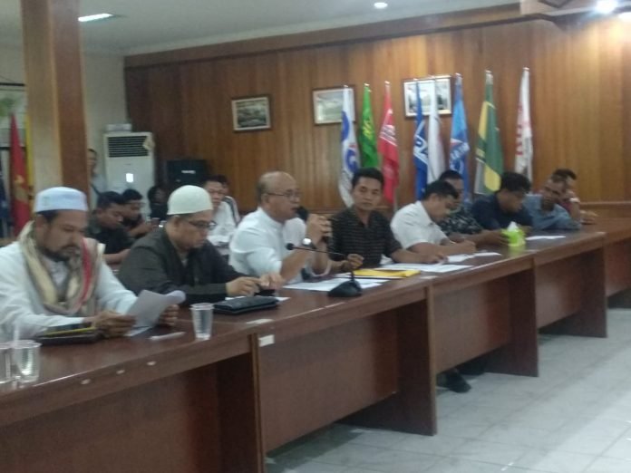 massa yusid toyib datangi kpu kalbar