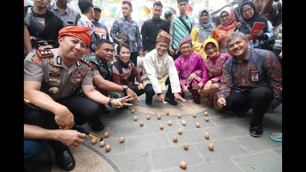 Unik, Telur Berdiri di Pontianak Pecahkan Rekor MURI