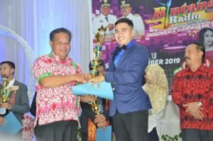 Rikha dan Robertu Dinobatkan Pemenang Bintang Radio di Sanggau