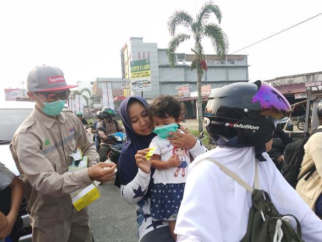 PLTU Sintang Bagikan Vitamin C dan Masker