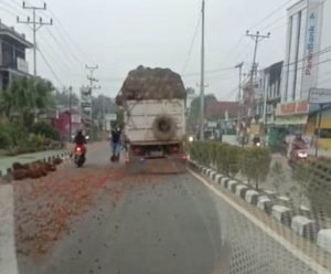 Truk Muatan TBS Tumpah di Jalan Kota Sanggau