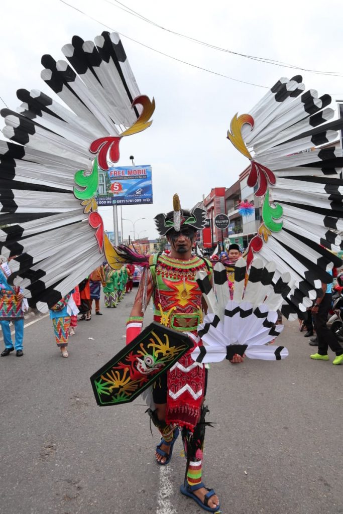 1.100 Peserta Pontianak Creative Carnival Tampilkan Pakaian Unik Tradisional