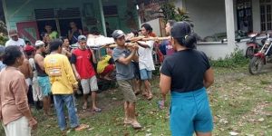 Akses Jalan Rusak, Warga Jalan Kaki Bawa Orang Sakit Gunakan Tandu