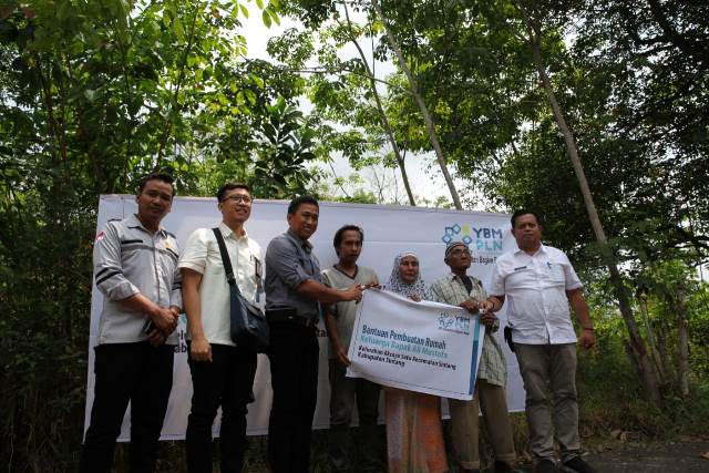 Karyawan Baitul Maal Bangunkan Rumah Buruh di Sintang