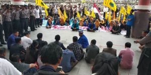 Demo Mahasiswa PMII Minta Anggota DPRD Duduk Dilantai