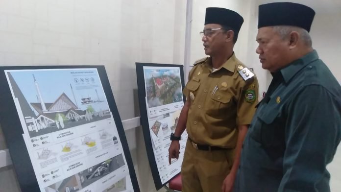 juri melihat hasil karya desain masji d agung skwang