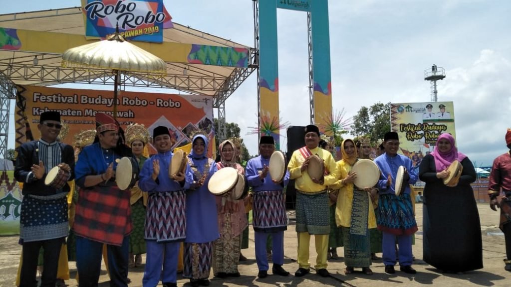 Ribuan Warga Padati Puncak Perayaan Robo-Robo di Mempawah