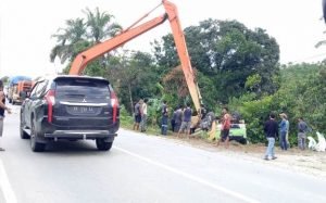 Tragis, Truk Bermuatan Semen Terbalik di Jurang