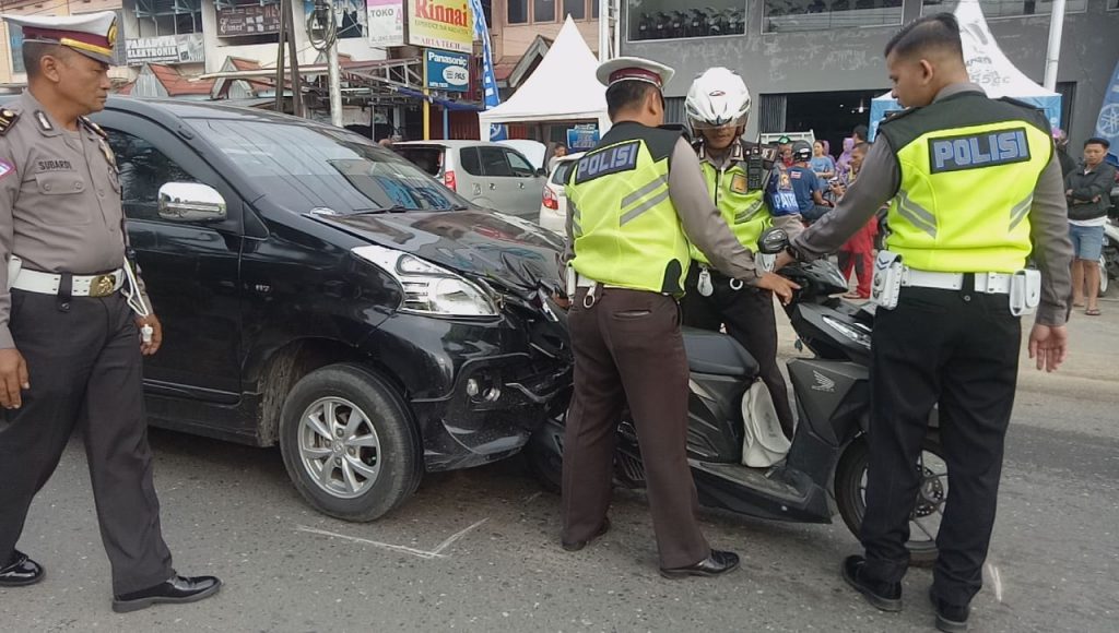 Enam Kendaraan Kecelakaan Beruntun di Kota Sanggau