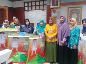 Pemkab Kubu Raya Serahkan Tikar Stunting ke Lima KPMD