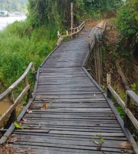 Jembatan Penghubung Desa Nanga Biang dan Desa Inggis Memprihatinkan