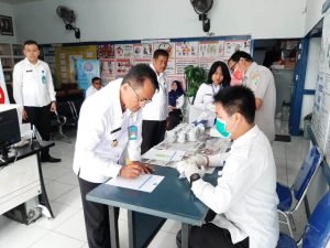 Pegawai BNNK Dites Urin
