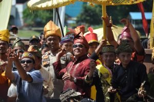 Puncak Manik Bede Kerajal, Perang Ketupat di Keraton Tayan