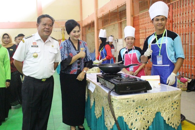 Bupati dan Ketua TP PKK Sanggau menyaksikan Koki milenial yang berasal dari 15 Kecamatan di Kabupaten Sanggau mengikuti lomba masak sebagai salah satu upaya gemar ikan bagi masyarakat