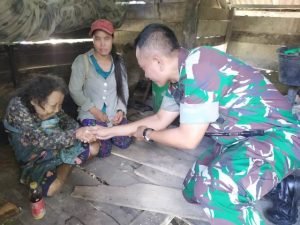 Terlantar di Gubuk Reyot, Nenek Sempel Diobati Satgas Raider 641/Bru