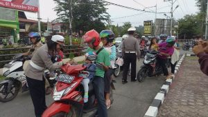 2.019 Kendaraan Ditilang. Hari Terakhir Operasi Zebra Satlantas Polres Sanggau Bagikan Permen