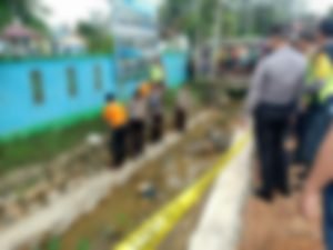 Mayat Tanpa Identitas Ditemukan di Selokan Depan Kantor Camat