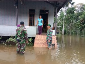 TNI Evakuasi Korban Banjir di Kembayan