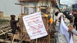 Tolak Pembangunan Gapura di Badan Sungai