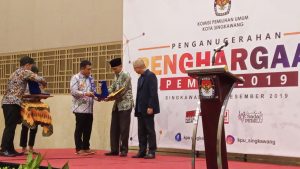 KPU Singkawang Anugrahkan Penghargaan